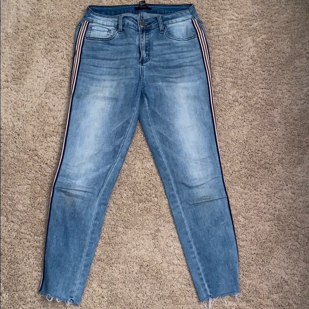 Cropped light washed jeans with side stripe